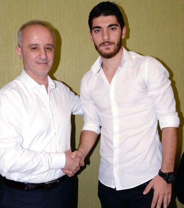 Atiker Konyaspor Can Demir Aktav İle 3 Yıllık Sözleşme İmzaladı