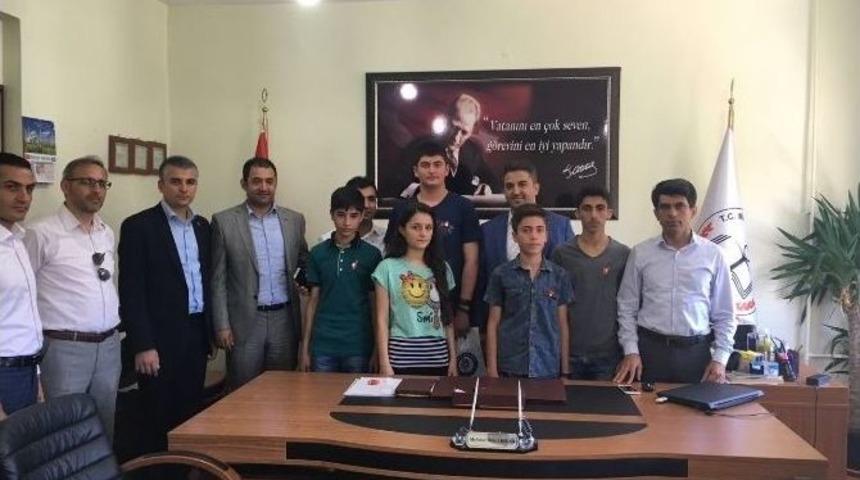 Ter&ouml;r Mağduru Başarılı &Ouml;ğrenciler &Ccedil;eyrek Altın İle &Ouml;d&uuml;llendirildi