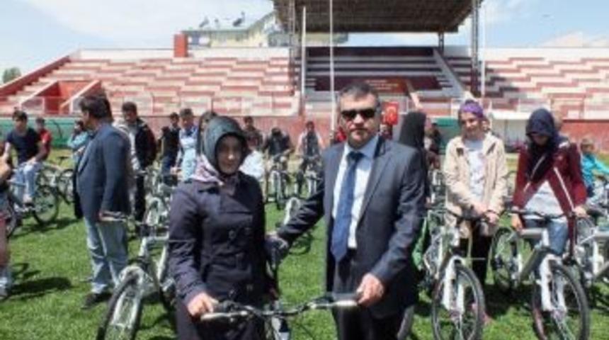 Pasinler&rsquo;de 101 &Ouml;ğrenciye Bisiklet Dağıtıldı