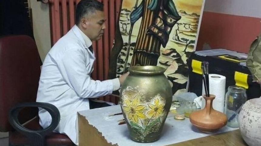 Tablolarında Kendisini Resmediyor