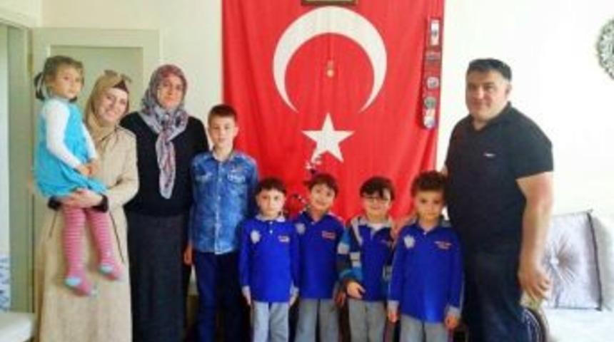 K&uuml;&ccedil;&uuml;k Y&uuml;rekler Şehit Ailelerinin Yanında