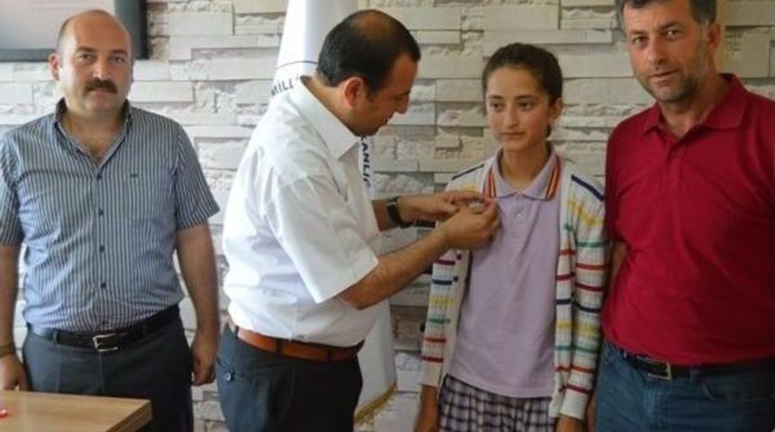 Teog Birincisi Ayşenur &Ouml;d&uuml;llendirildi