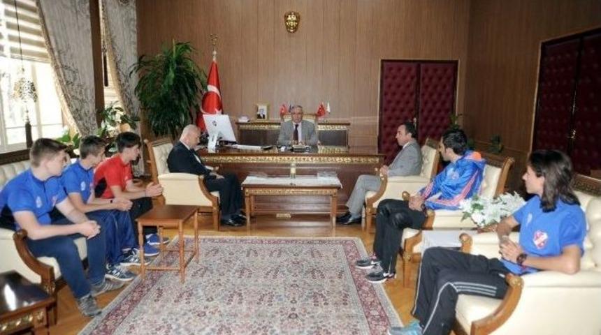 "bende Spor Yapacağım" Projesi &Ouml;ğrencilerinden Vali&rsquo;ye Ziyaret