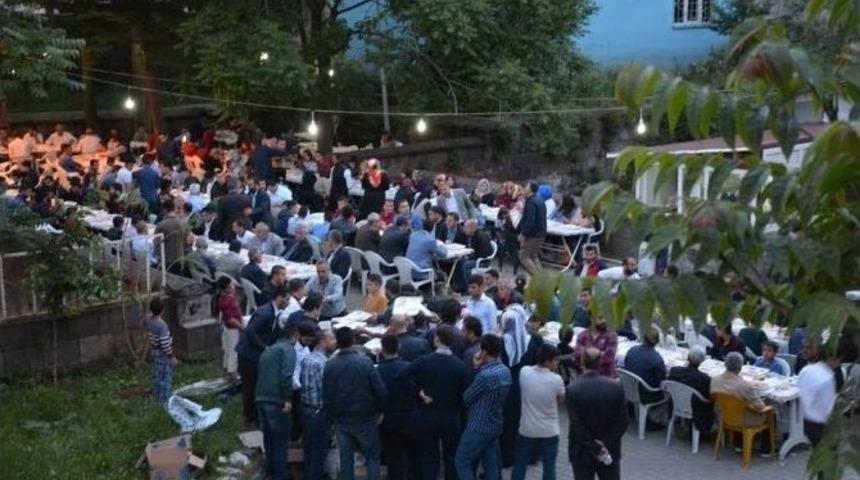 Ak Parti Bitlis İl Teşkilatı İftar &Ccedil;adırı Kurdu