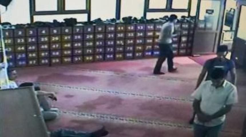 Camide Hırsızlık G&uuml;venlik Kamerasında