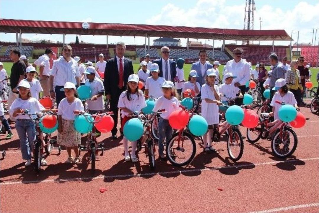 &Ccedil;anakkale Valisi &Ouml;ğrencilere &Ouml;rnek Olmak İ&ccedil;in Bisiklete Bindi