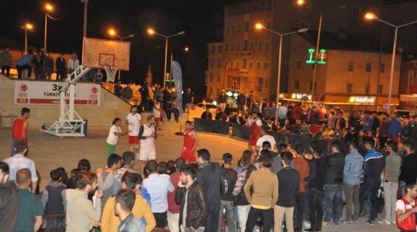 Hakkari Geceleri Basketbol İle Renklendi