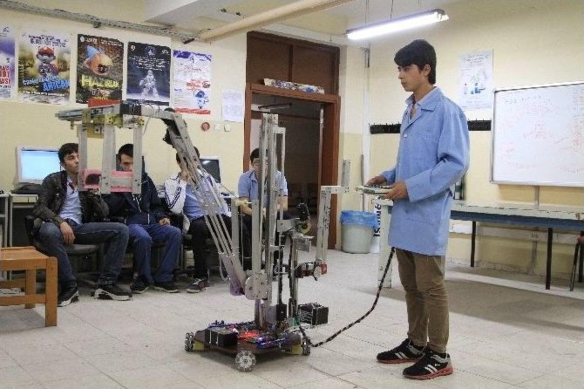 (&ouml;zel Haber) Bu Robot Tamamen T&uuml;rk &Ouml;ğrencilerinin Eseri
