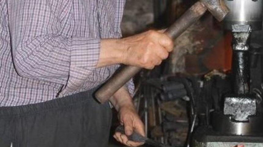 Sıcaklığı 100 Dereceye Kadar Ulaşan Fırının &Ouml;n&uuml;nde Oru&ccedil;lu Halde &Ccedil;alışıyor