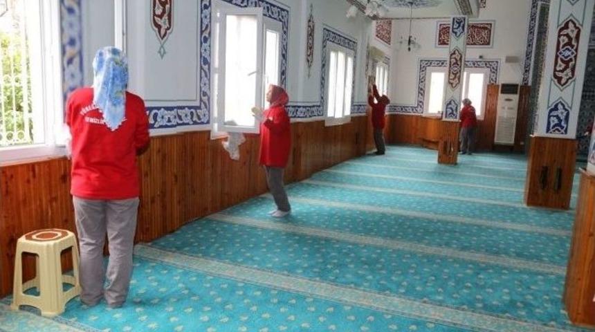 Y&uuml;reğir&rsquo;de Camilere Ramazan Temizliği