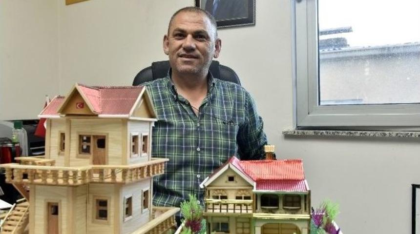 Maket Ev Yapıp Derneklerine Gelir Sağlıyor