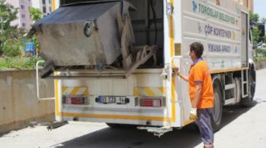 Toroslar&rsquo;da &Ccedil;&ouml;p Konteynerleri K&ouml;p&uuml;kl&uuml; Suyla Yıkanıyor