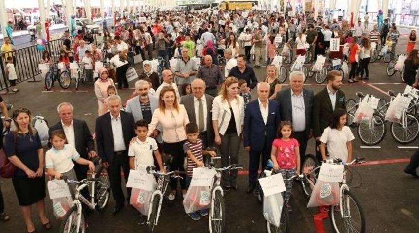 Mustafa Bozbey &Ouml;ğrencilere Karne Hediyelerini Dağıttı