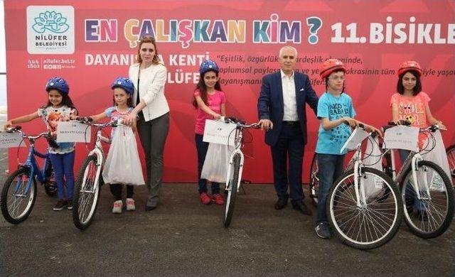 Mustafa Bozbey Öğrencilere Karne Hediyelerini Dağıttı