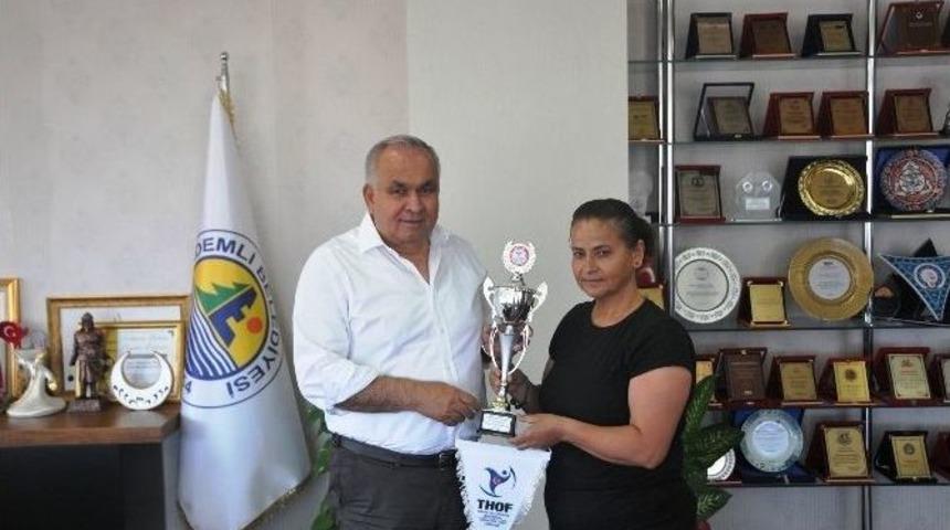 İkincilik Kupasını Başkan Tollu&rsquo;ya Takdim Ettiler