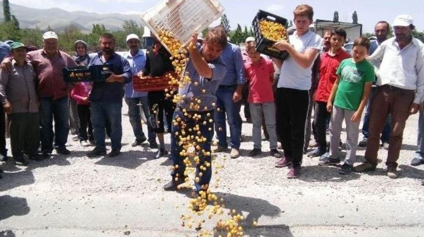 Kirazını Satamayan &Uuml;retici Yol Kapatarak Eylem Yaptı