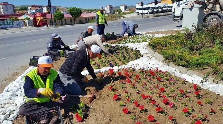 Sorgun&rsquo;da Kavşak Ve Ref&uuml;jlerde &Ccedil;i&ccedil;eklendirme &Ccedil;alışmaları Devam Ediyor