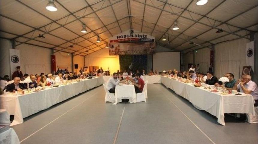 Başkan Altınok &Ouml;z, Kartallı Muhtarlar Ve Meclis &Uuml;yelerini İftarda Ağırladı