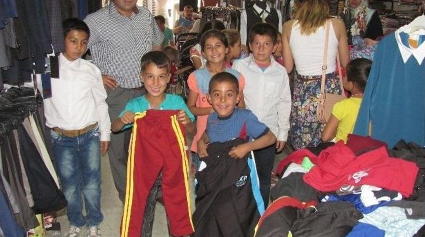 Başarılı 12 &Ouml;ğrenciye Kıyafet &Ouml;d&uuml;l&uuml;