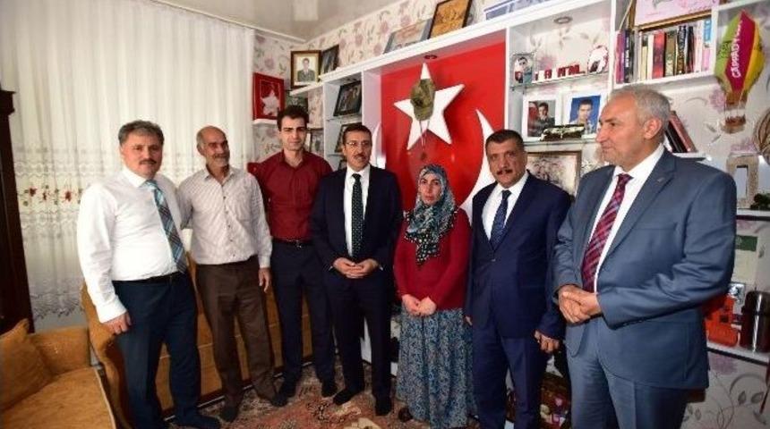 Bakan T&uuml;fenkci, Şehit Ailelerini Ziyaret Etti