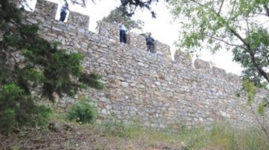 Kale Surlarından D&uuml;şen &Ccedil;ocuk Ağır Yaralandı