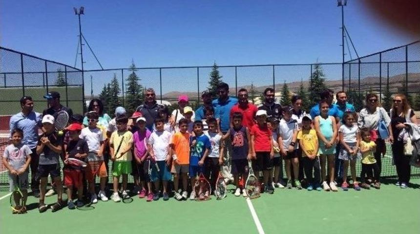 Adıyamanlı Minik Tenis&ccedil;iler Madalyalarını Aldı