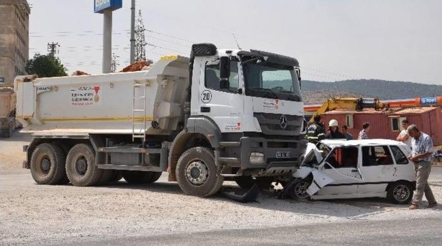 Otomobil Kamyonun Altına Girdi: 1 Yaralı