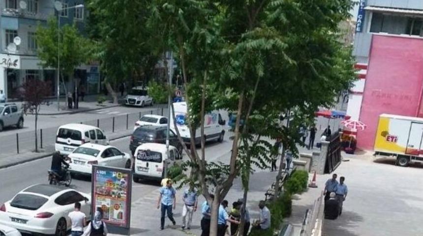 Atm Cihazının Yanına Bırakılan Ş&uuml;pheli Paket Korkuttu