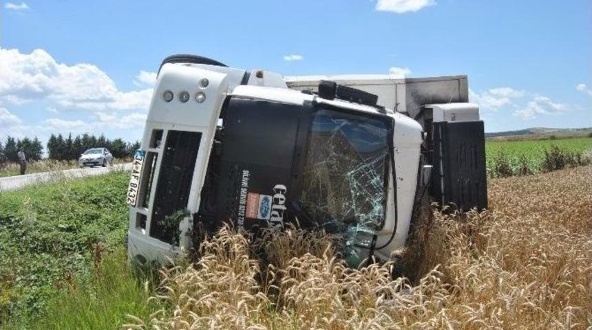 Kamyon Devrildi: 1 Yaralı