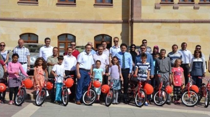 Biga&rsquo;da &Ouml;ğrencilere Bisiklet Dağıtıldı