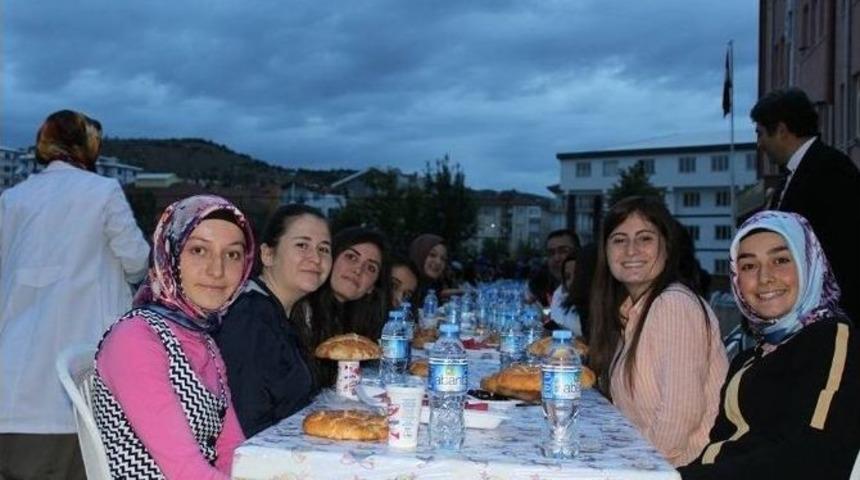 Gazi Anadolu Lisesi &Ouml;ğrencileri İftarda Buluştu