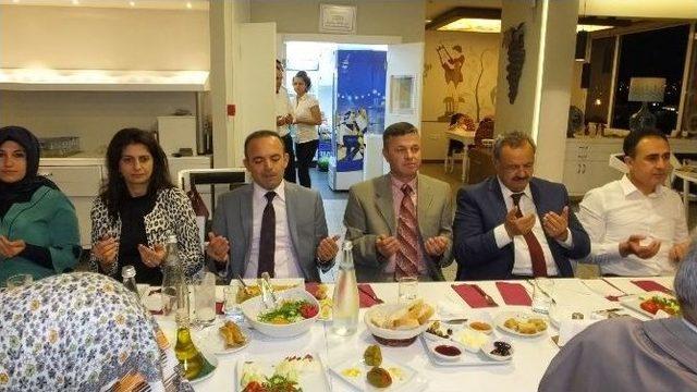 Burhaniye’de Kaymakam Öner Şehit Ailelerine İftar Verdi