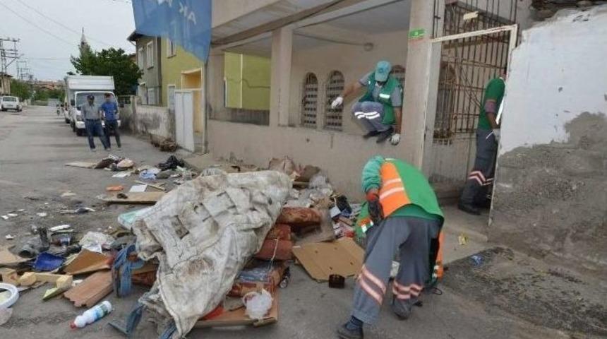 &Ccedil;&ouml;p Ev Belediye Ekiplerince Temizledi