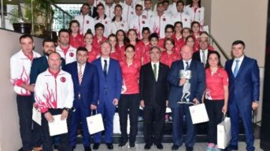 Milli Eğitim Bakanı Yılmaz, Avrupa Şampiyonu &Ouml;ğrencileri Kabul Etti