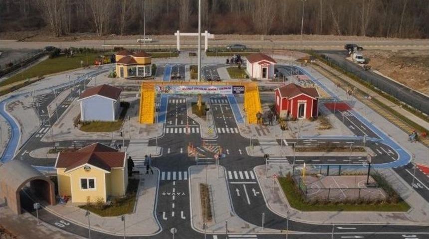 Trafik Park&rsquo;ta &Ccedil;ocuklar 12&rsquo;ye Kadar Direksiyon &Ccedil;evirebilecek