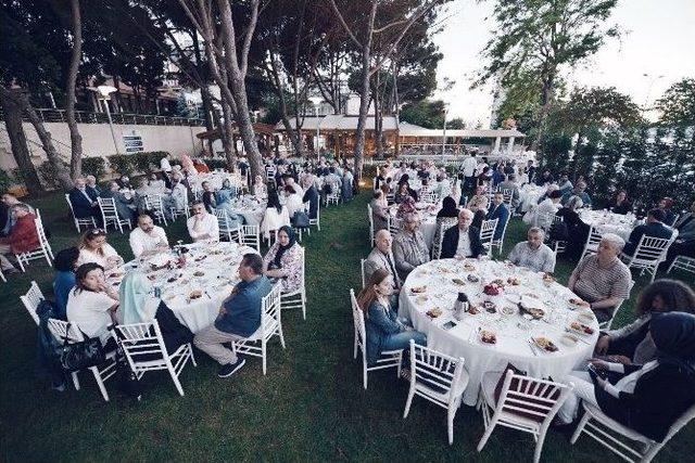 Üsküdar Belediyesi Sanatçıları İftar Sofrasında Buluşturdu