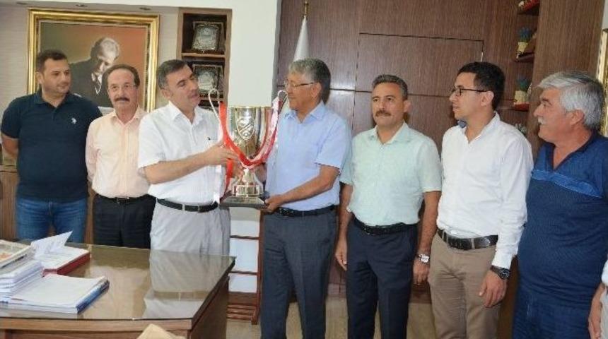 Şampiyonluk Kupası &Ouml;zg&uuml;r&rsquo;e Teslim Edildi