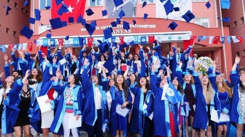 Manyas Myo&rsquo;da Mezuniyet Sevinci