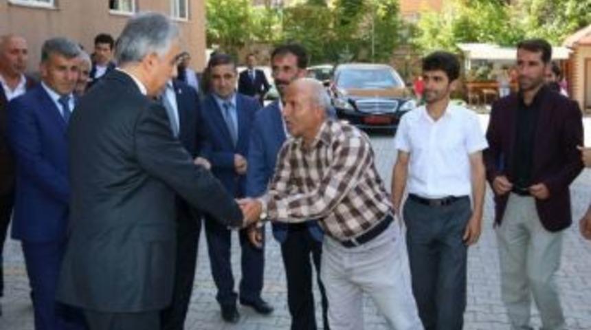 Hakk&acirc;ri&rsquo;de Arılı Kovan Dağıtıldı