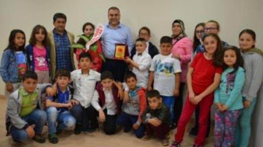 &Ccedil;ocuklar G&ouml;rele Belediye Başkanı Erener&rsquo;i &Ouml;d&uuml;llendirdi