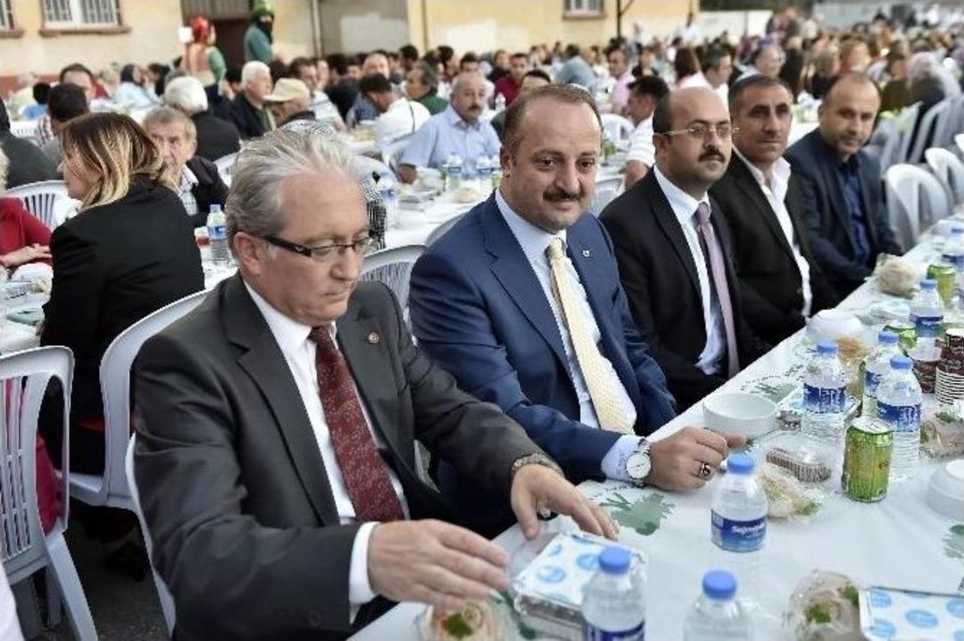 İftar Sofralarında Kardeşlik İnşa Ediliyor