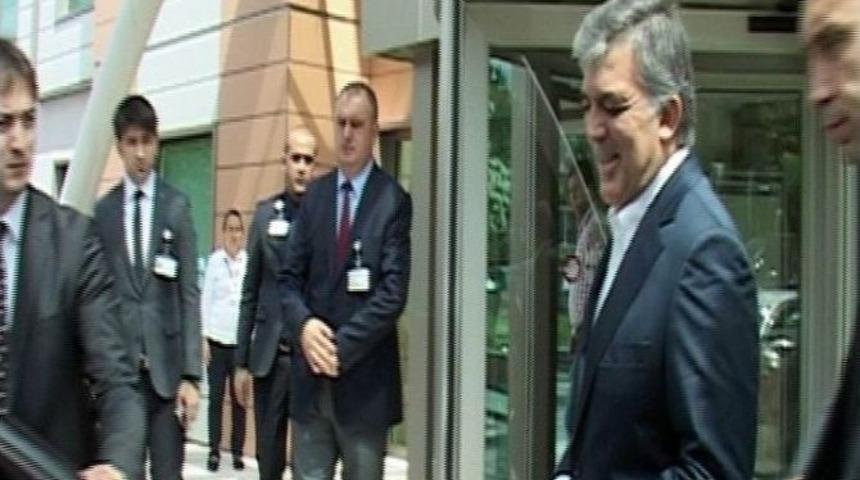 Abdullah G&uuml;l, Rahatsızlanan Babasını Ziyaret Etti