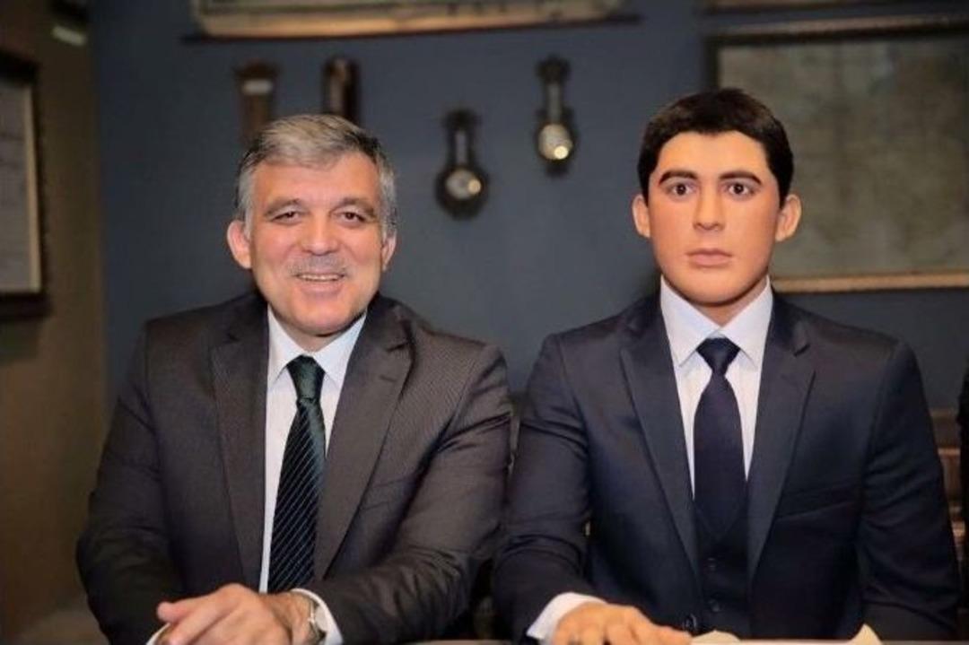 11. Cumhurbaşkanı Abdullah G&uuml;l, &Ouml;ğrencilik D&ouml;nemi Balmumu Heykeliyle Fotoğraf &Ccedil;ektirdi