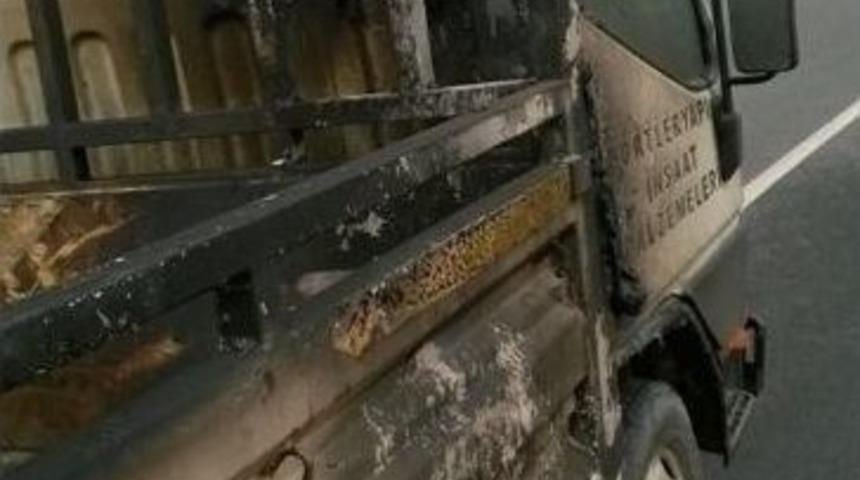 İnşaat Malzemeleri Taşıyan Araç Yandı