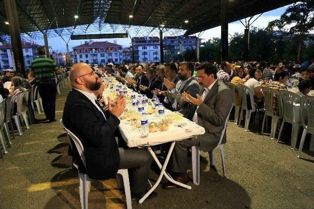 Atapark Mahallesi Sakinleri İftar Sofrasında Buluştu