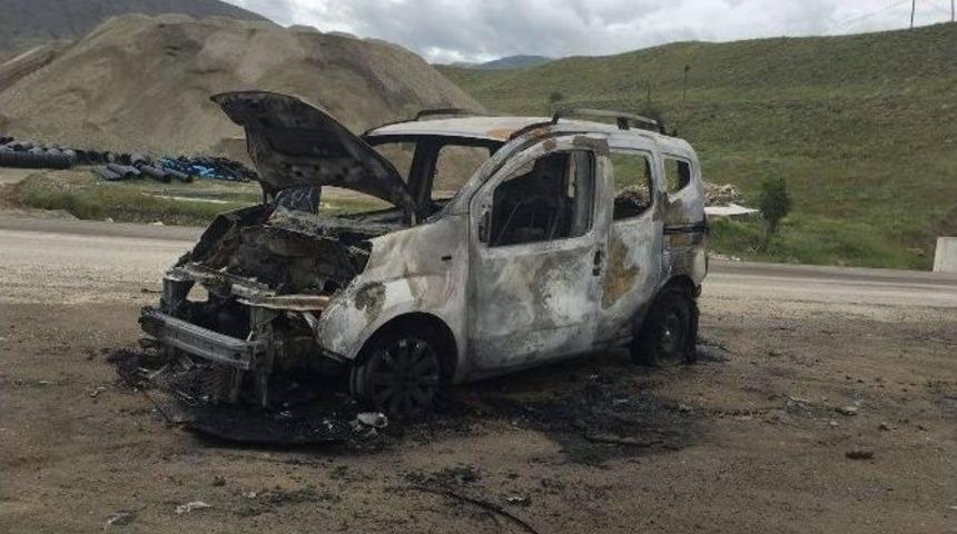 Seyir Halindeki Ara&ccedil; Yanarak K&uuml;l Oldu