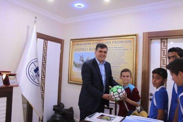 Pazaryeri Futbol Okulu Öğrencilerinden Başkan Yalçın’a Ziyaret G1