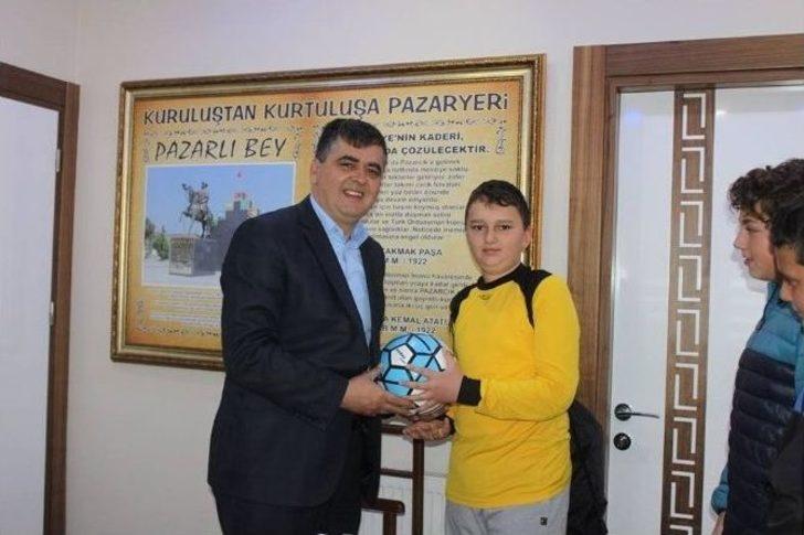Pazaryeri Futbol Okulu Öğrencilerinden Başkan Yalçın’a Ziyaret G3