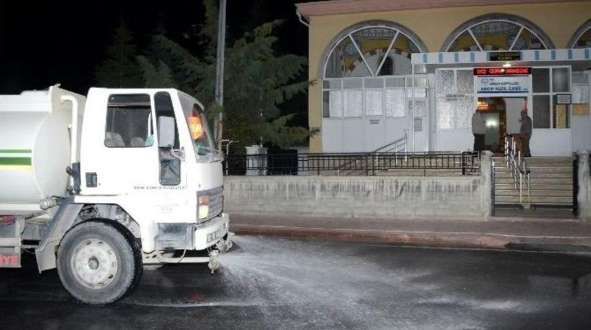 Meram&rsquo;da Cami &Ccedil;evreleri G&uuml;l Suyuyla Yıkanıyor