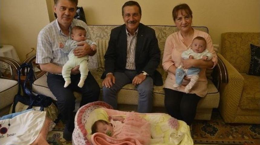 Ata&ccedil; İkiz Ve &Uuml;&ccedil;&uuml;z Bebekleri Ziyaret Etti